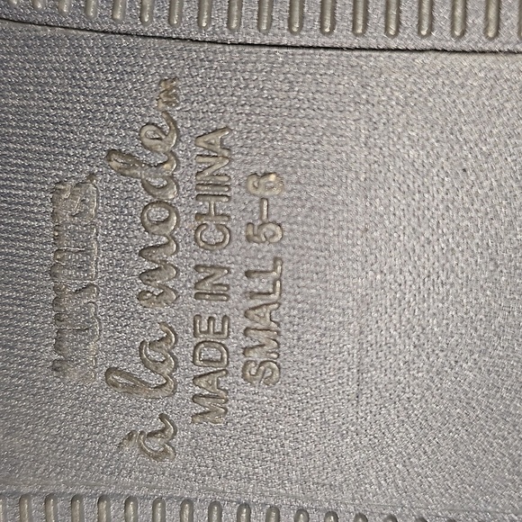 A la mode gray shimmery Slippers Booties Geometric Fleece fits Size 5 To 6. - Picture 9 of 10